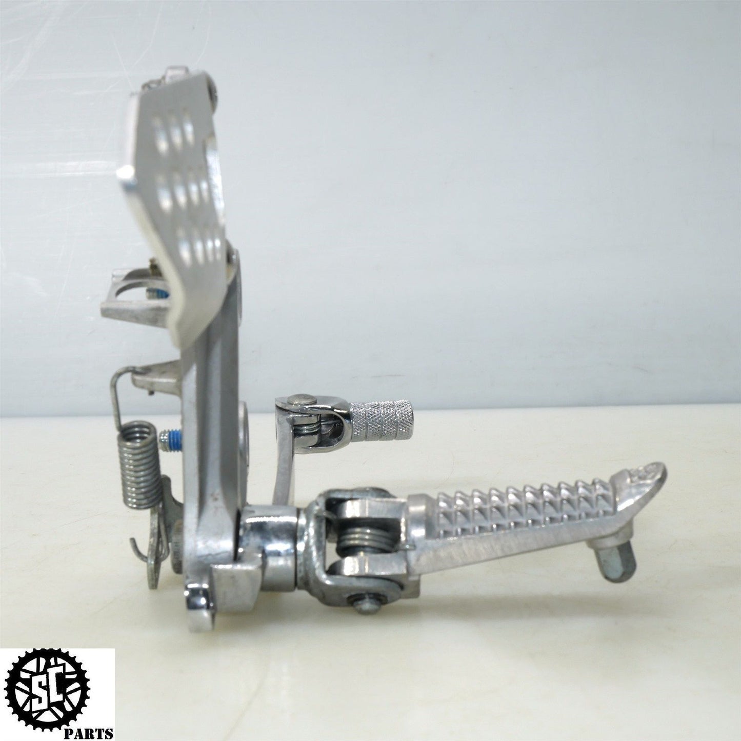 2004 2005 SUZUKI GSXR 600 RIGHT REARSET FOOT PEG BRACKET S51