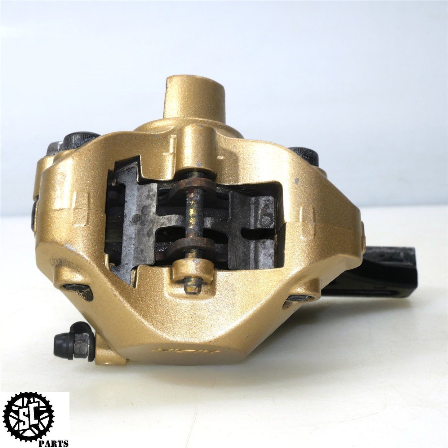 2004 2005 SUZUKI GSXR 600 REAR BACK BRAKE CALIPER BRACKET S51