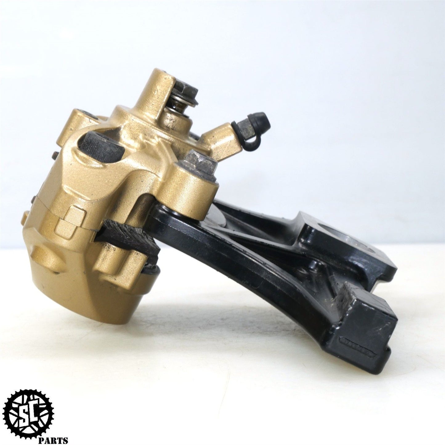 2004 2005 SUZUKI GSXR 600 REAR BACK BRAKE CALIPER BRACKET S51