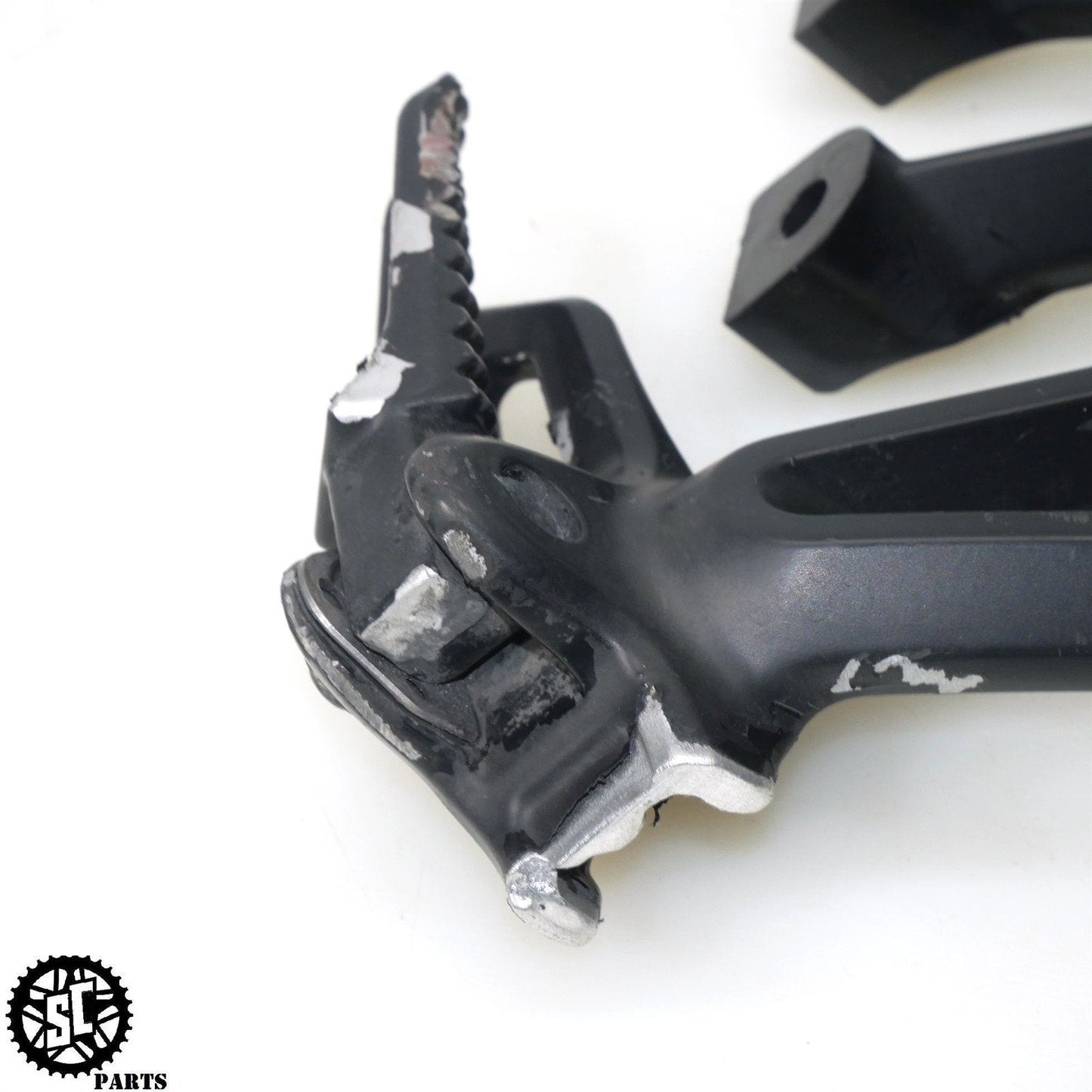 2007 2008 SUZUKI GSXR 1000 REAR BACK PASSENGER FOOT PEG BRACKET S72