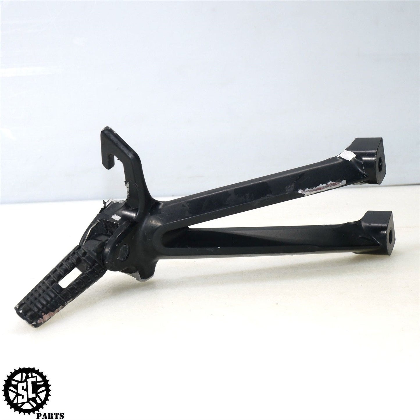 2007 2008 SUZUKI GSXR 1000 REAR BACK PASSENGER FOOT PEG BRACKET S72