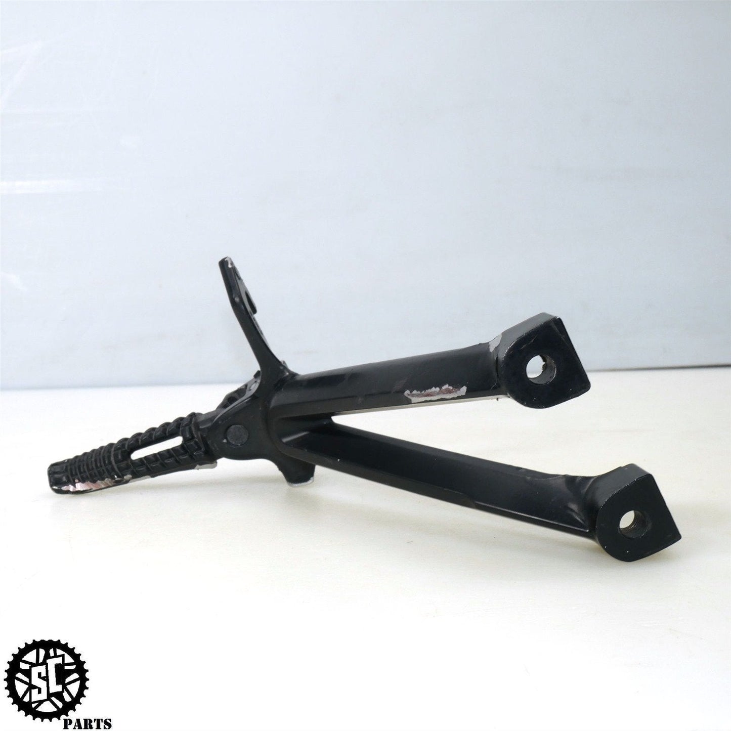 2007 2008 SUZUKI GSXR 1000 REAR BACK PASSENGER FOOT PEG BRACKET S72