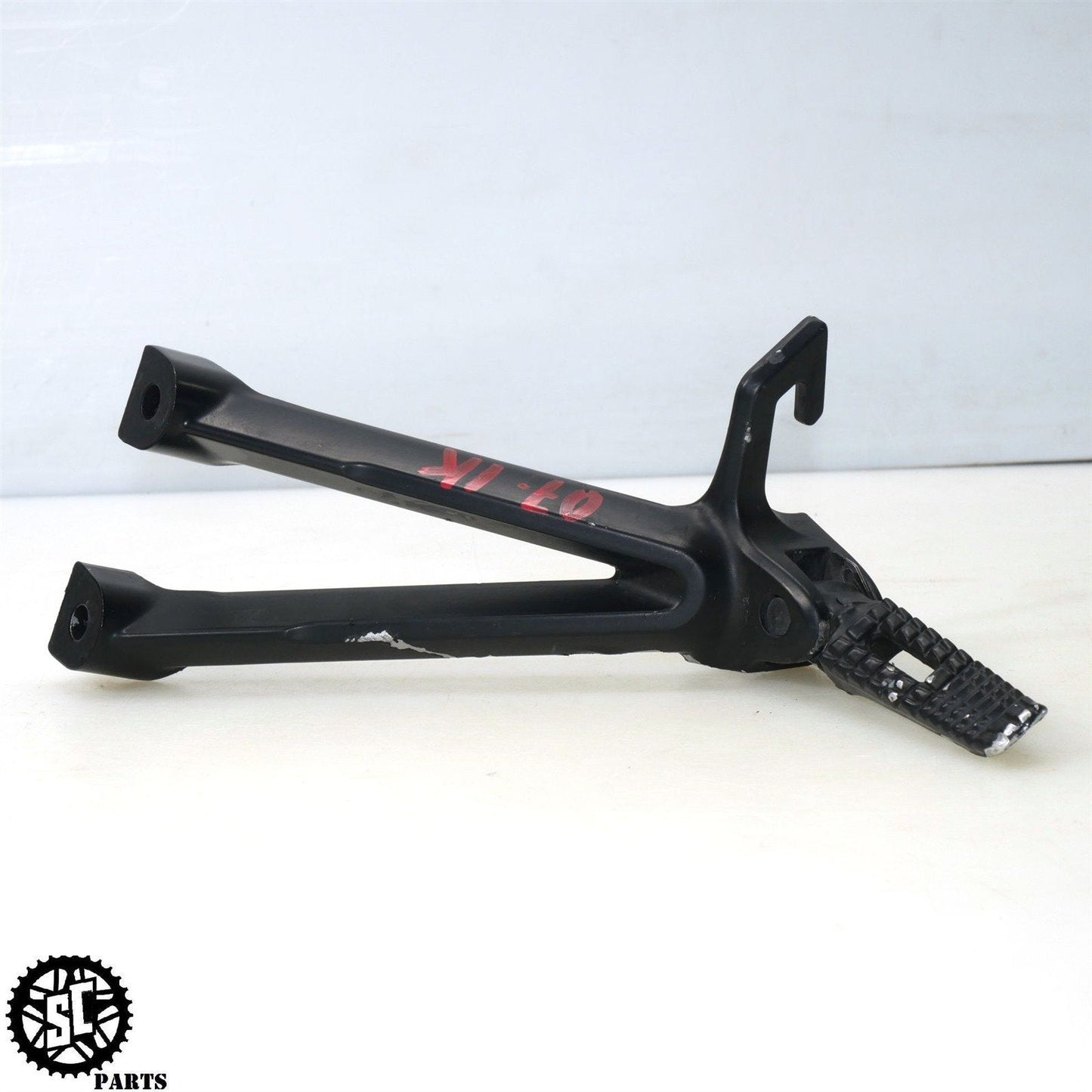 2007 2008 SUZUKI GSXR 1000 REAR BACK PASSENGER FOOT PEG BRACKET S72