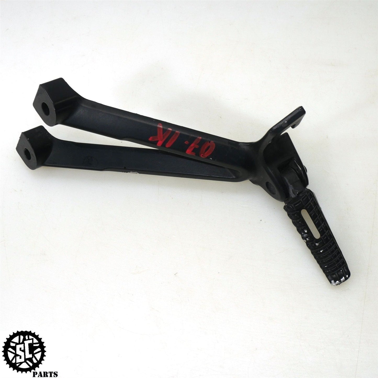 2007 2008 SUZUKI GSXR 1000 REAR BACK PASSENGER FOOT PEG BRACKET S72