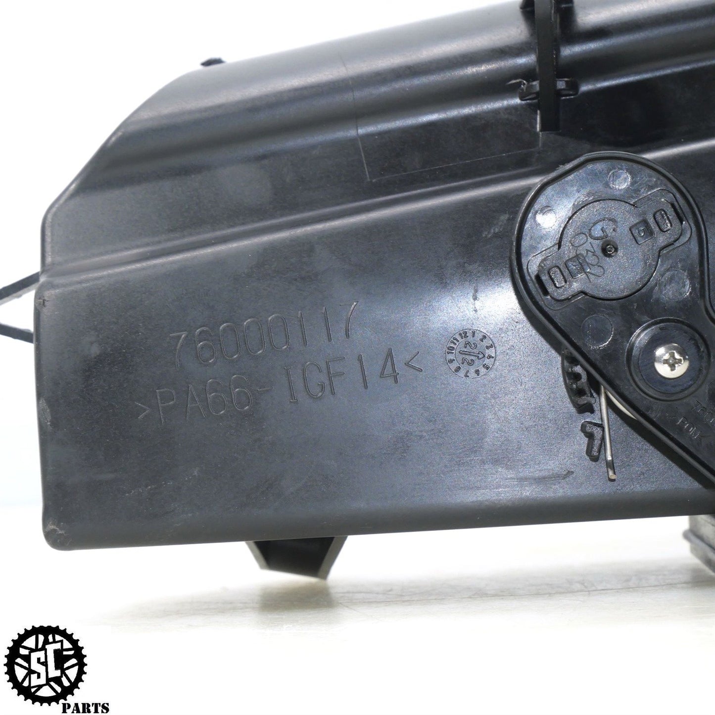 2022 HARLEY DAVIDSON ULTRA LIMITED MEDIA STORAGE BOX HINGE LID 76000117 HD36