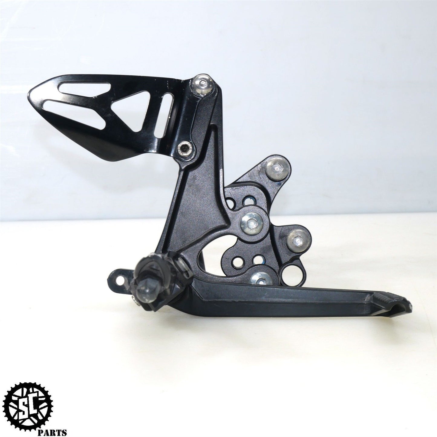 2018 SUZUKI GSXR 600 750 RIGHT REARSET FRONT FOOT PEG BRACKET S76