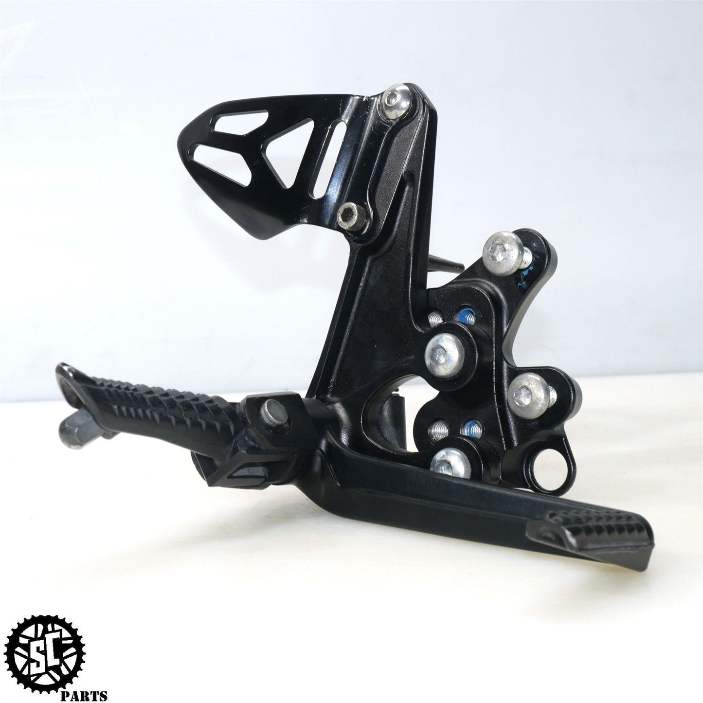 2018 SUZUKI GSXR 600 750 RIGHT REARSET FRONT FOOT PEG BRACKET S76