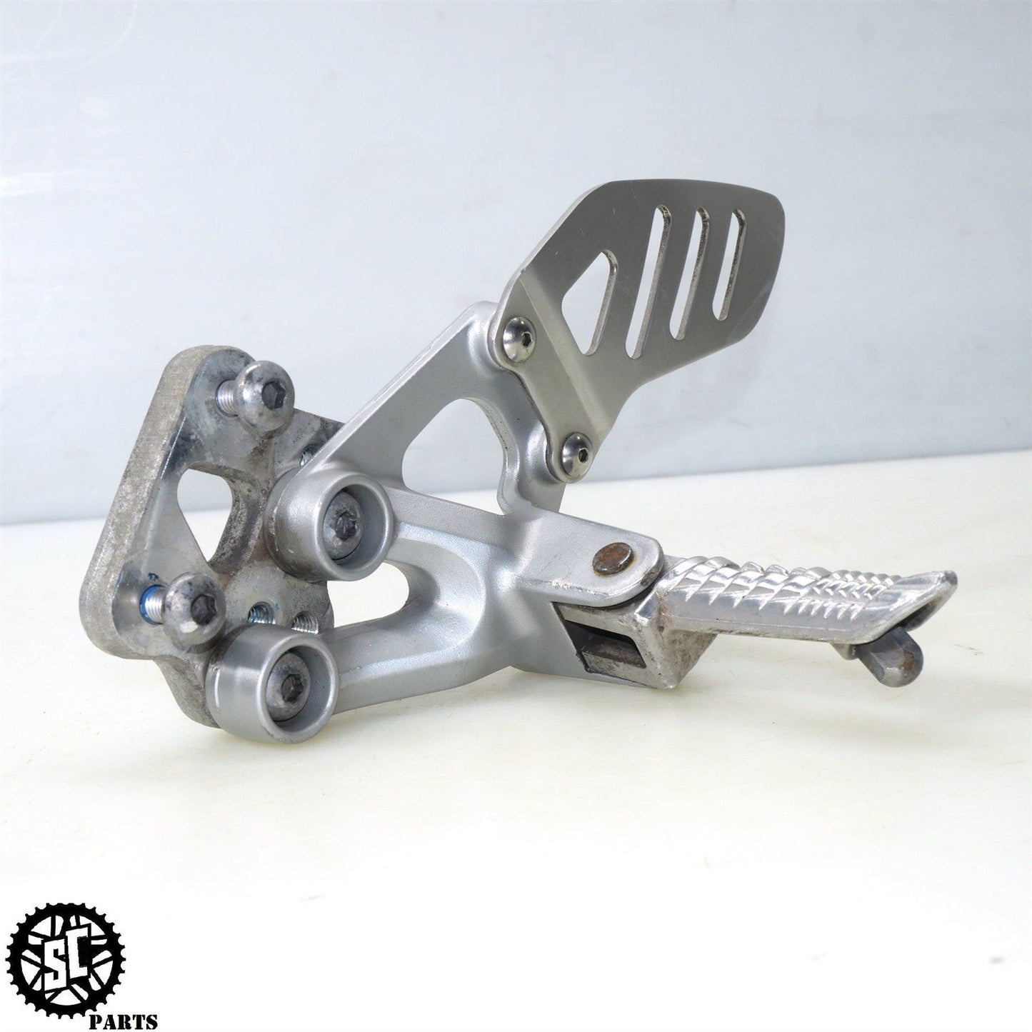 06 07 SUZUKI GSXR 750 LEFT REARSET BRACKET S64