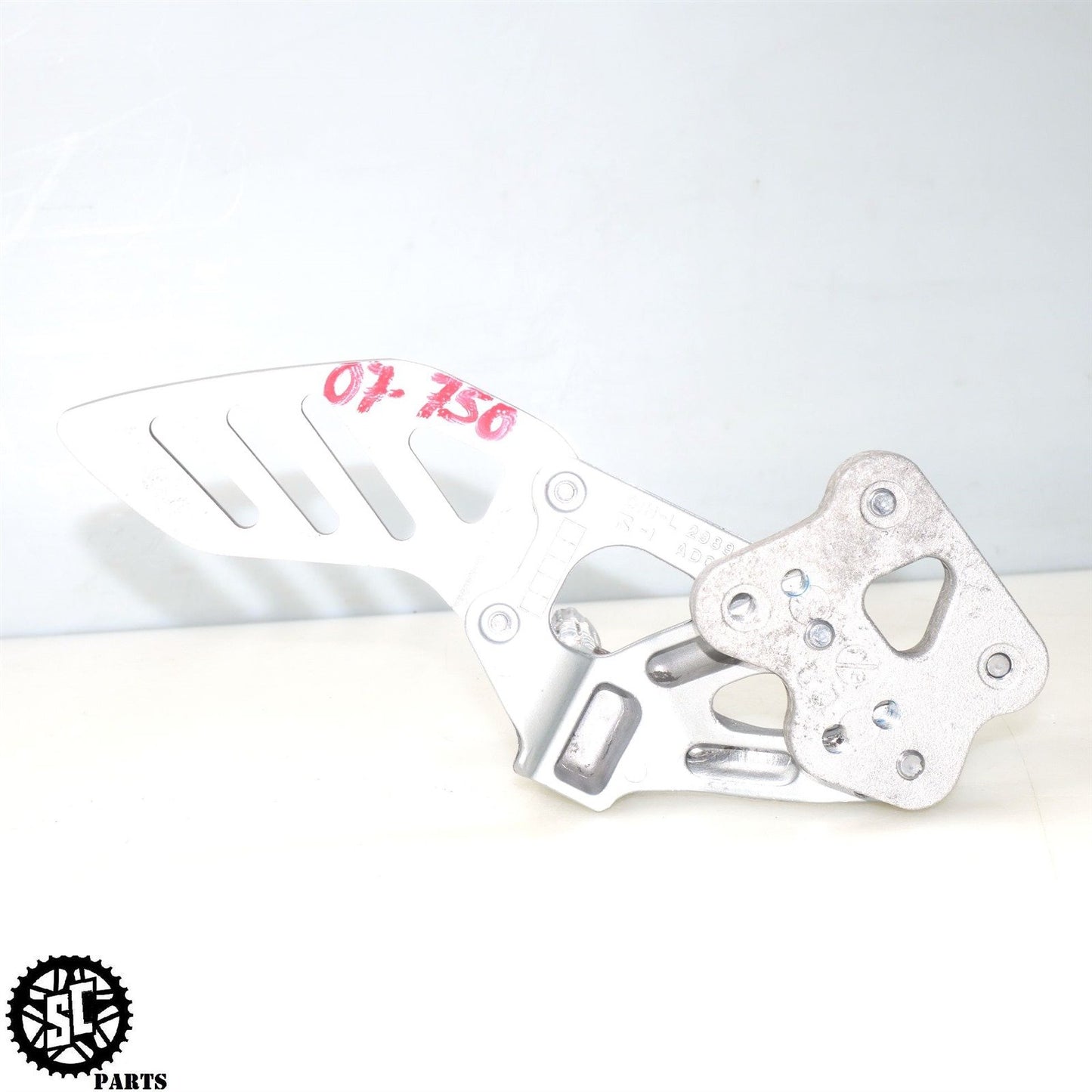 06 07 SUZUKI GSXR 750 LEFT REARSET BRACKET S64