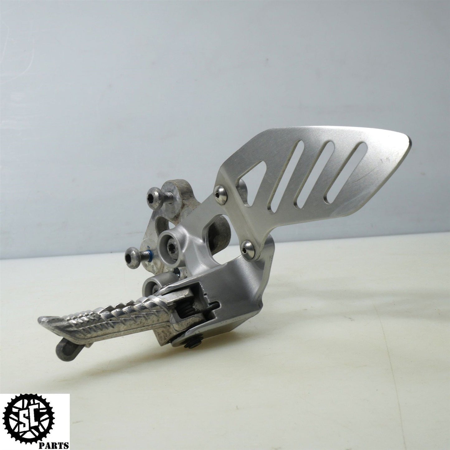 06 07 SUZUKI GSXR 750 LEFT REARSET BRACKET S64