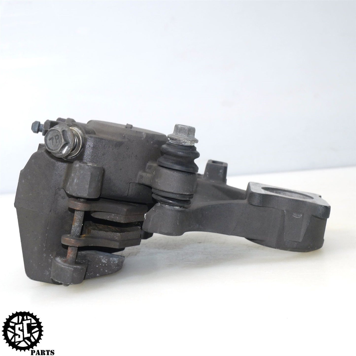 06 07 SUZUKI GSXR 750 REAR BACK BRAKE CALIPER BRACKET S64