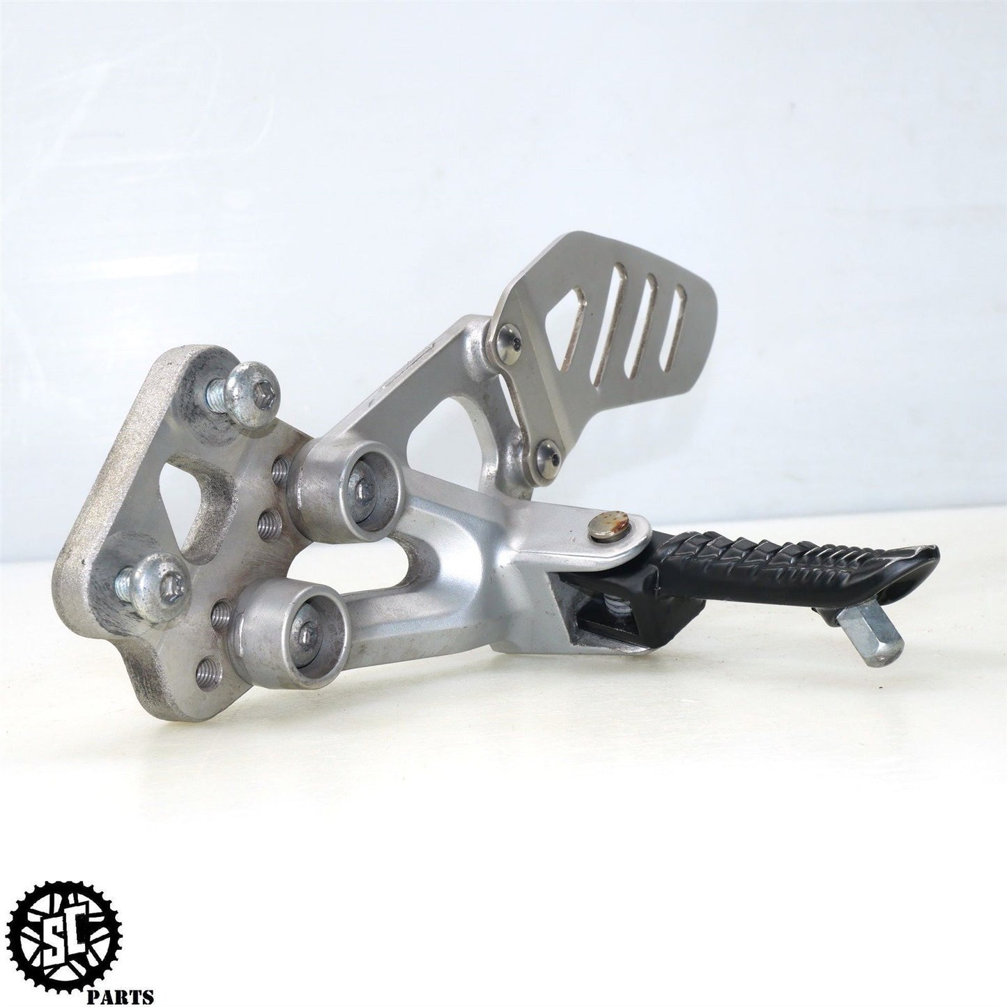 2008 2009 SUZUKI GSXR 600 LEFT REARSET FRONT PEG BRACKET S56