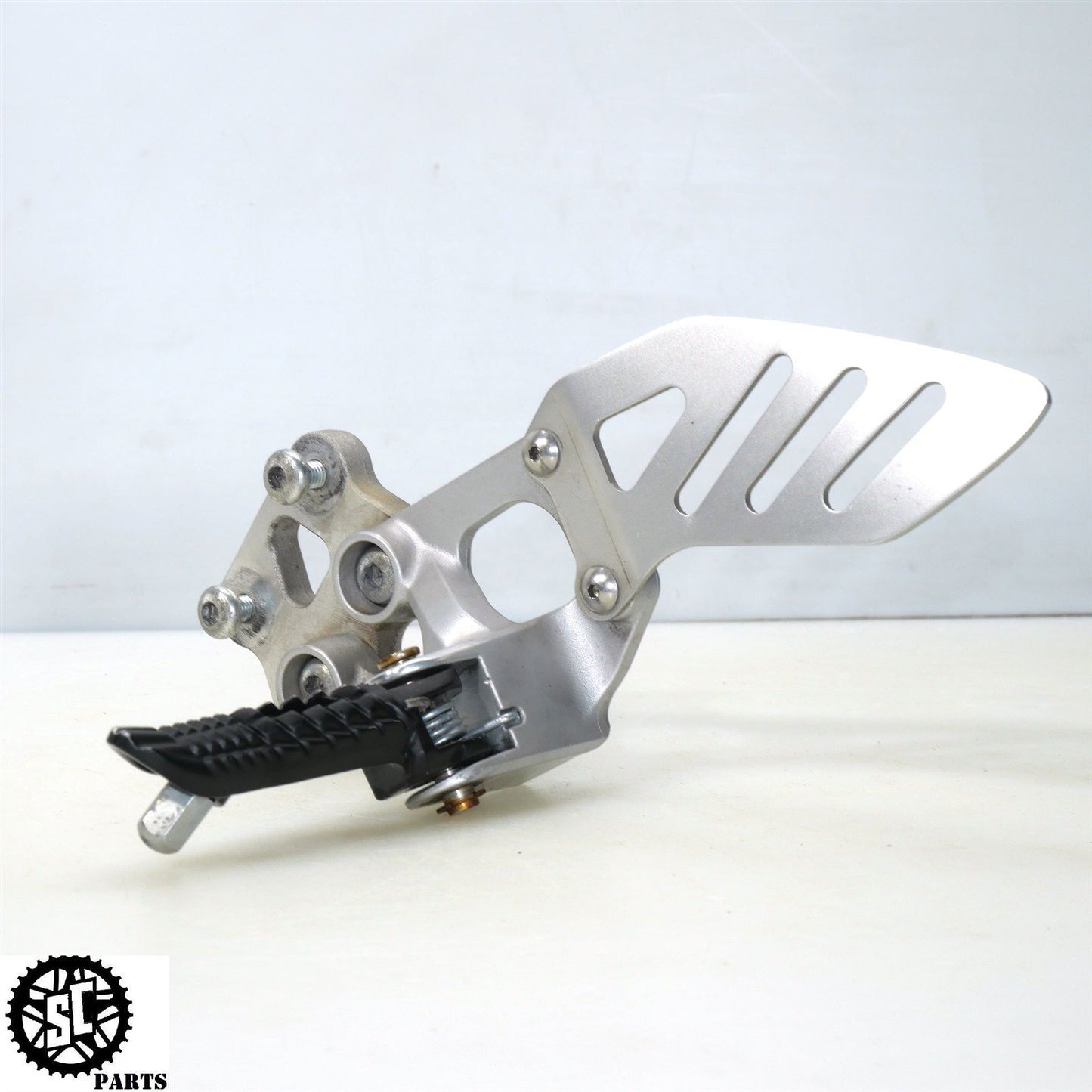 2008 2009 SUZUKI GSXR 600 LEFT REARSET FRONT PEG BRACKET S56