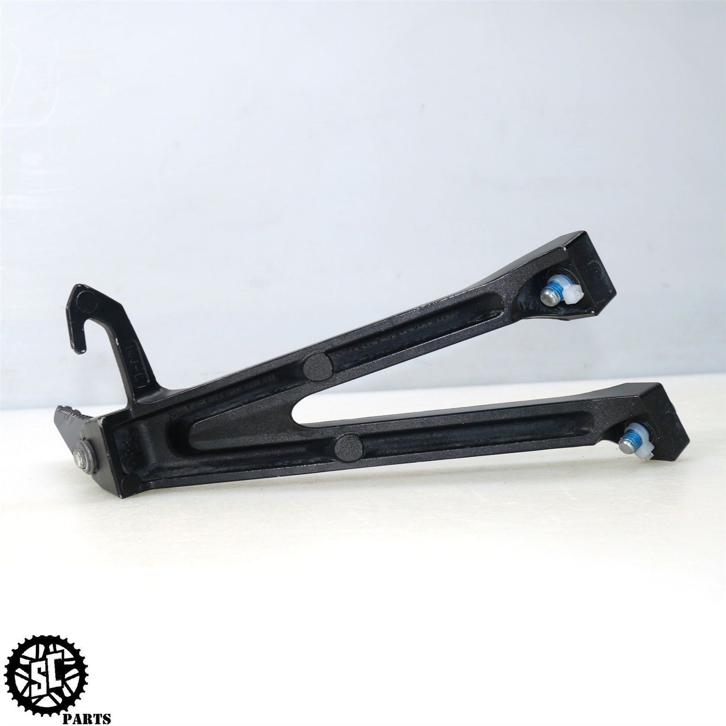 2017 SUZUKI GSXR 600 BACK REAR PASSENGER FOOT PEGS BRACKET S06