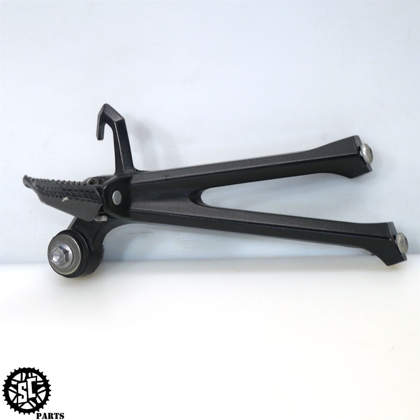 2017 SUZUKI GSXR 600 BACK REAR PASSENGER FOOT PEGS BRACKET S06