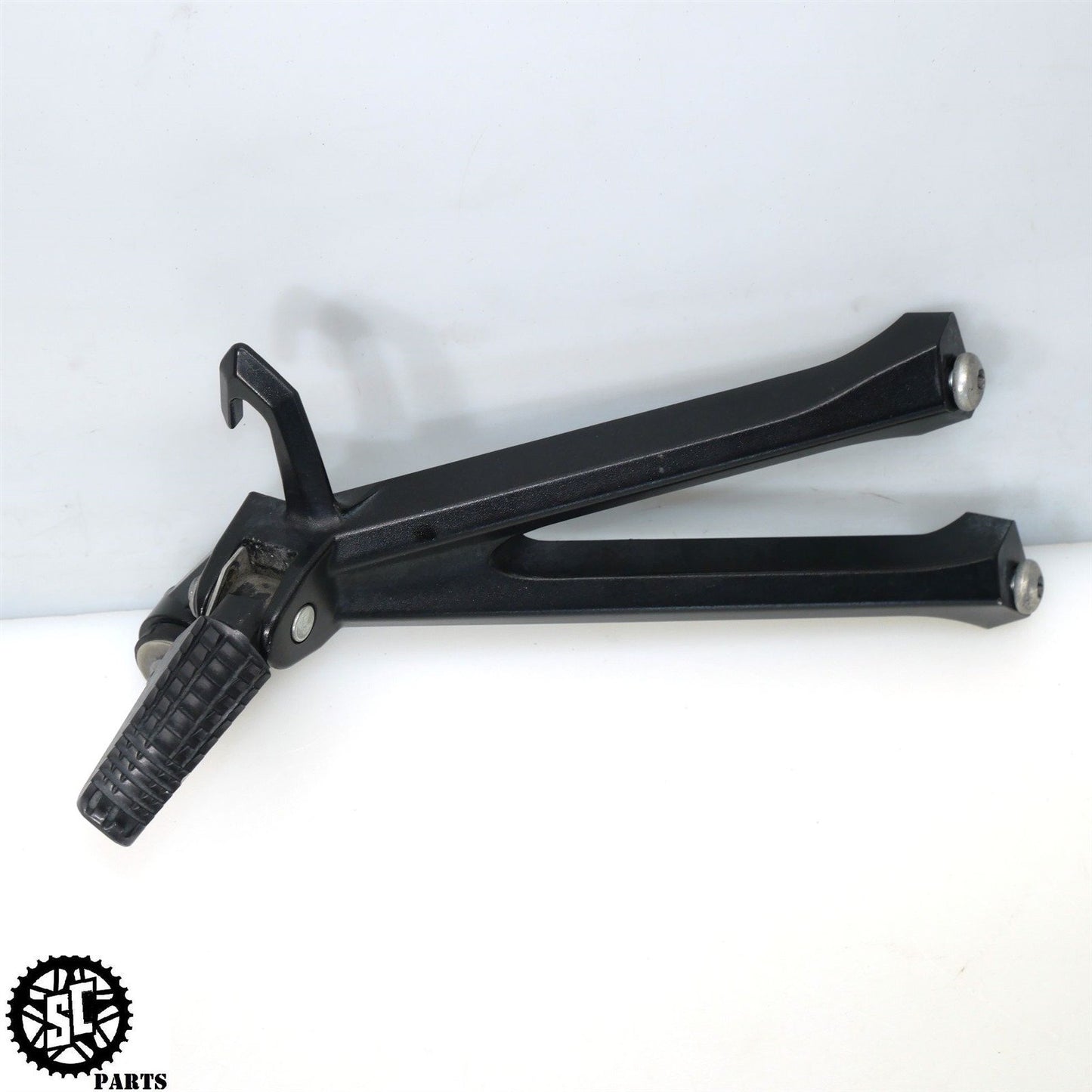 2017 SUZUKI GSXR 600 BACK REAR PASSENGER FOOT PEGS BRACKET S06