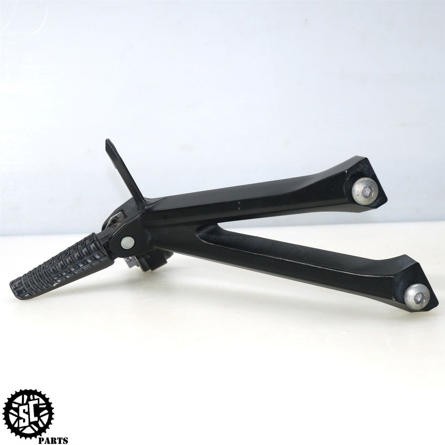 2017 SUZUKI GSXR 600 BACK REAR PASSENGER FOOT PEGS BRACKET S06