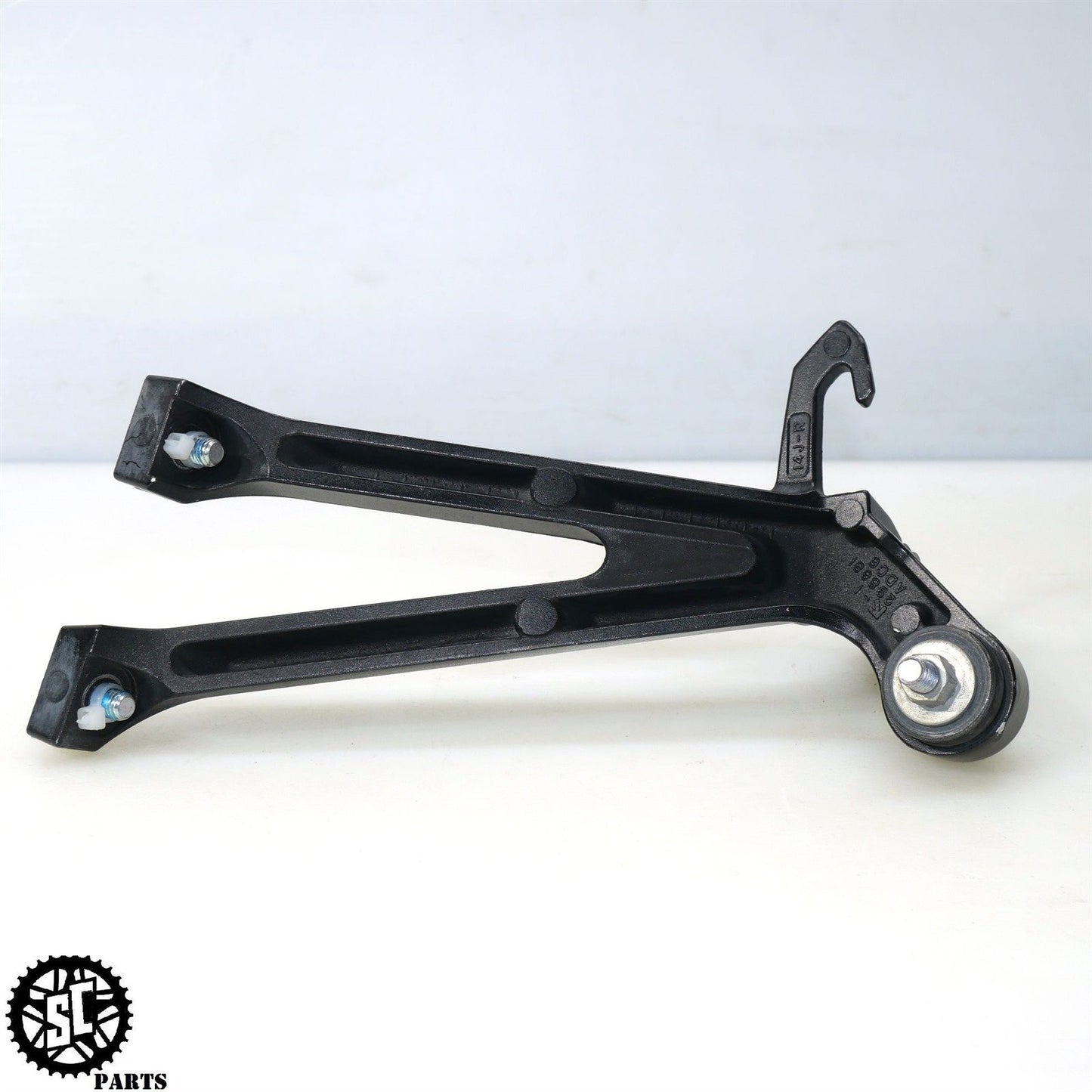 2017 SUZUKI GSXR 600 BACK REAR PASSENGER FOOT PEGS BRACKET S06