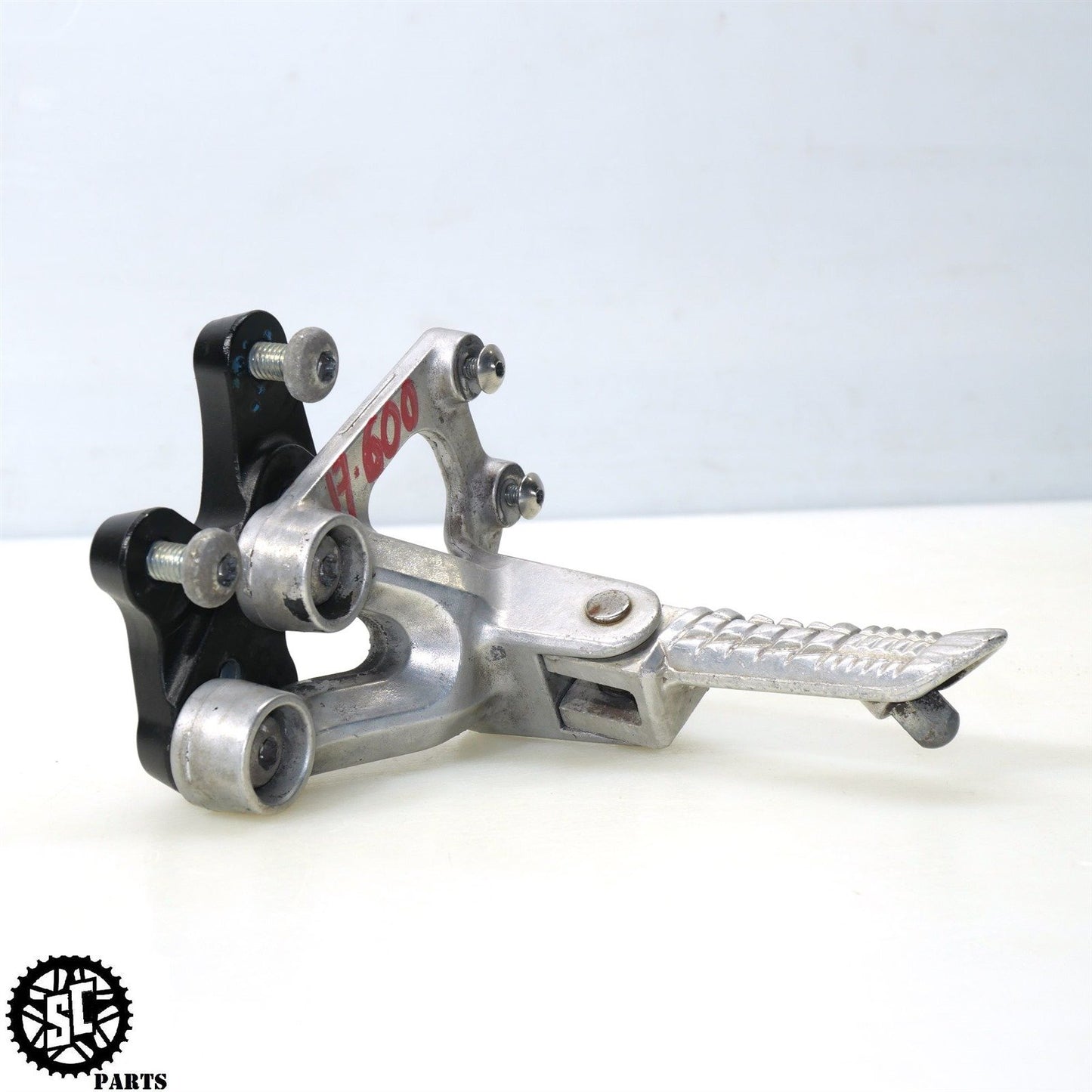 2017 SUZUKI GSXR 600 LEFT REARSET FRONT PEG BRACKET S06