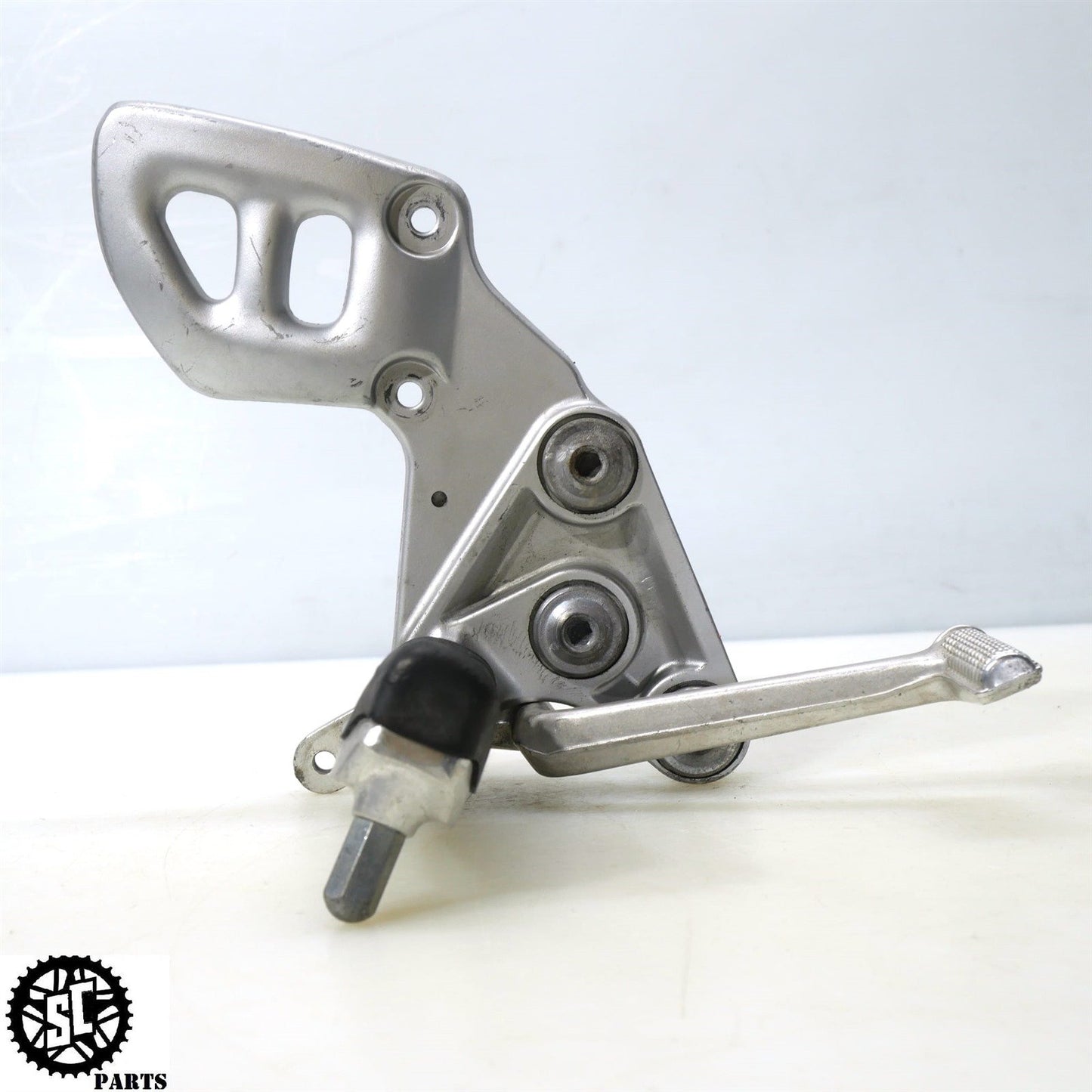 2001-2007 SUZUKI HAYABUSA RIGHT REARSET FRONT PEG BRACKET S28