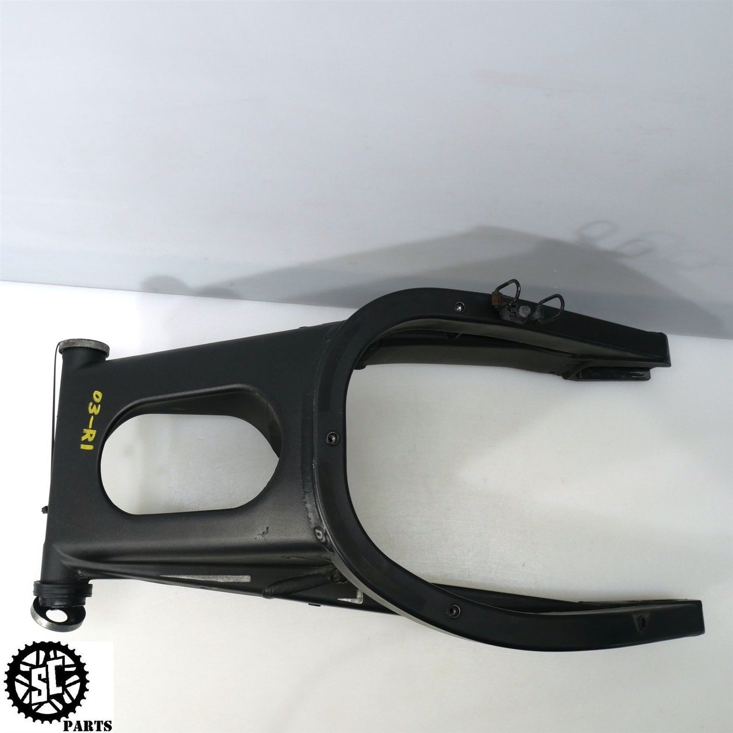 2002 2003 YAMAHA YZF R1 REAR SWINGARM Y10 – SALVAGECYCLEPARTS