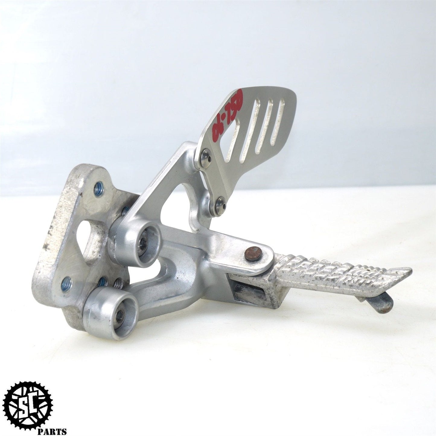 06 07 SUZUKI GSXR 600 750 LEFT REARSET FOOT PEG PEDAL S01