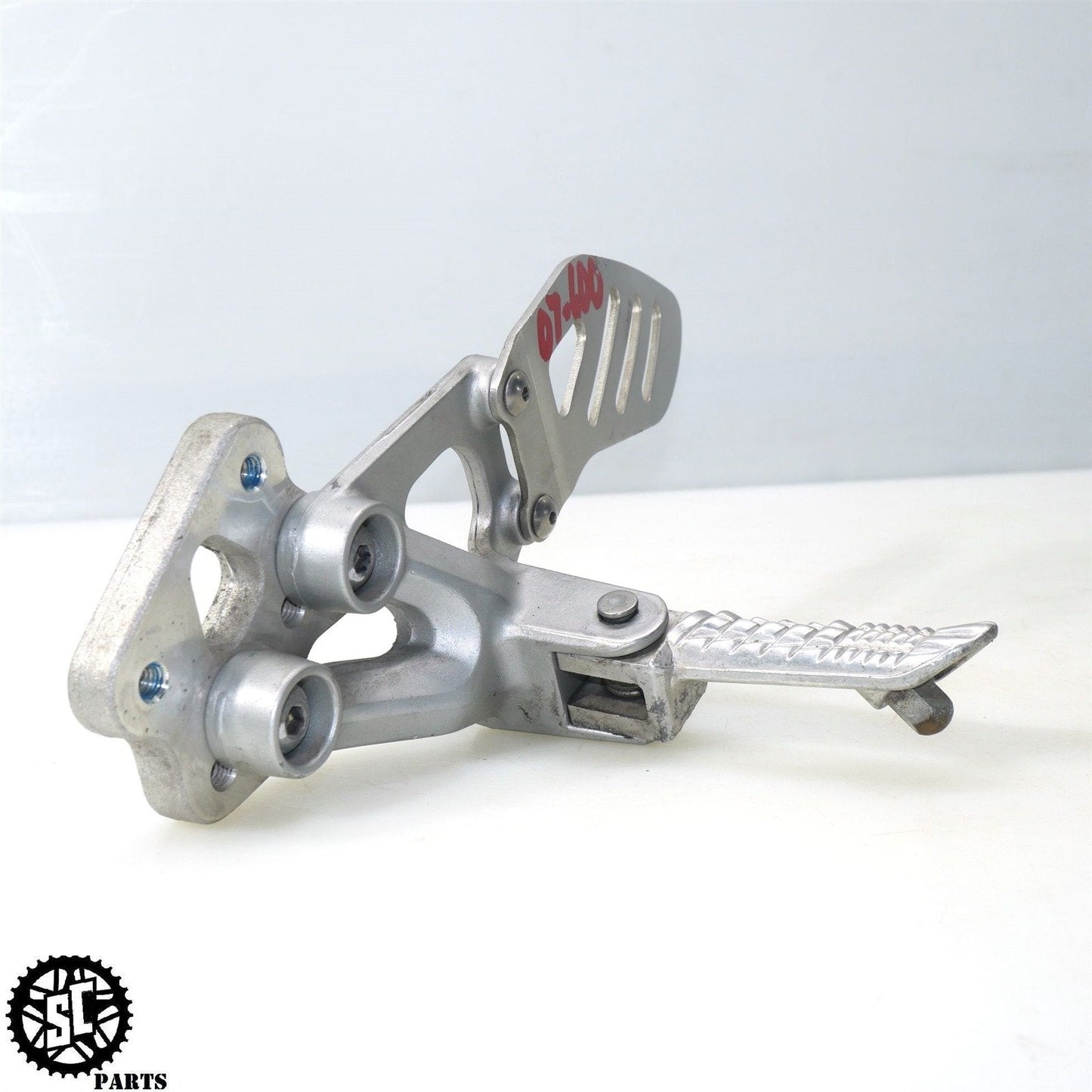 06 07 SUZUKI GSXR 600 LEFT REARSET FRONT FOOT PEG 4352101H00 S21