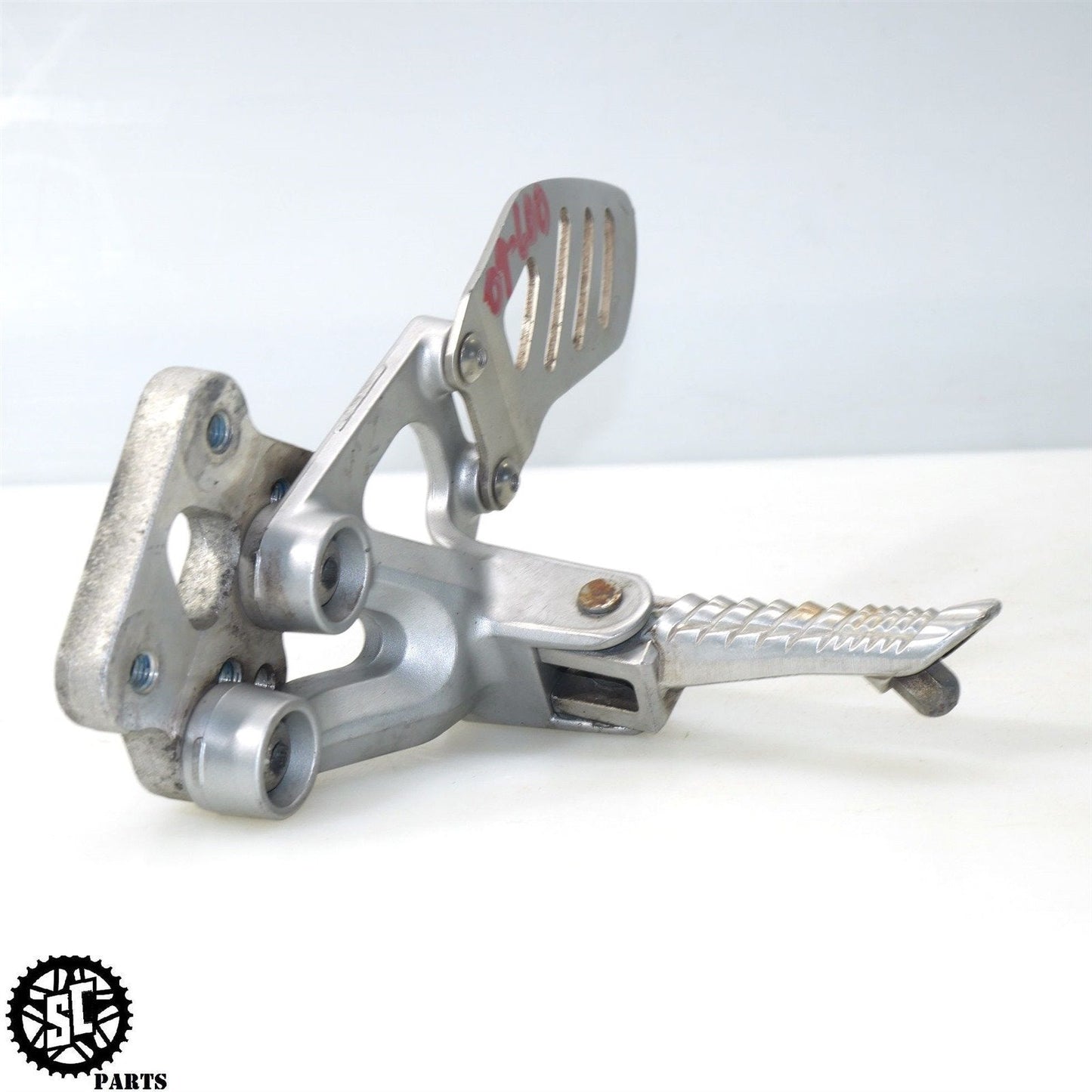 08 09 SUZUKI GSXR 600 LEFT REARSET FRONT FOOT PEG BRACKET S40