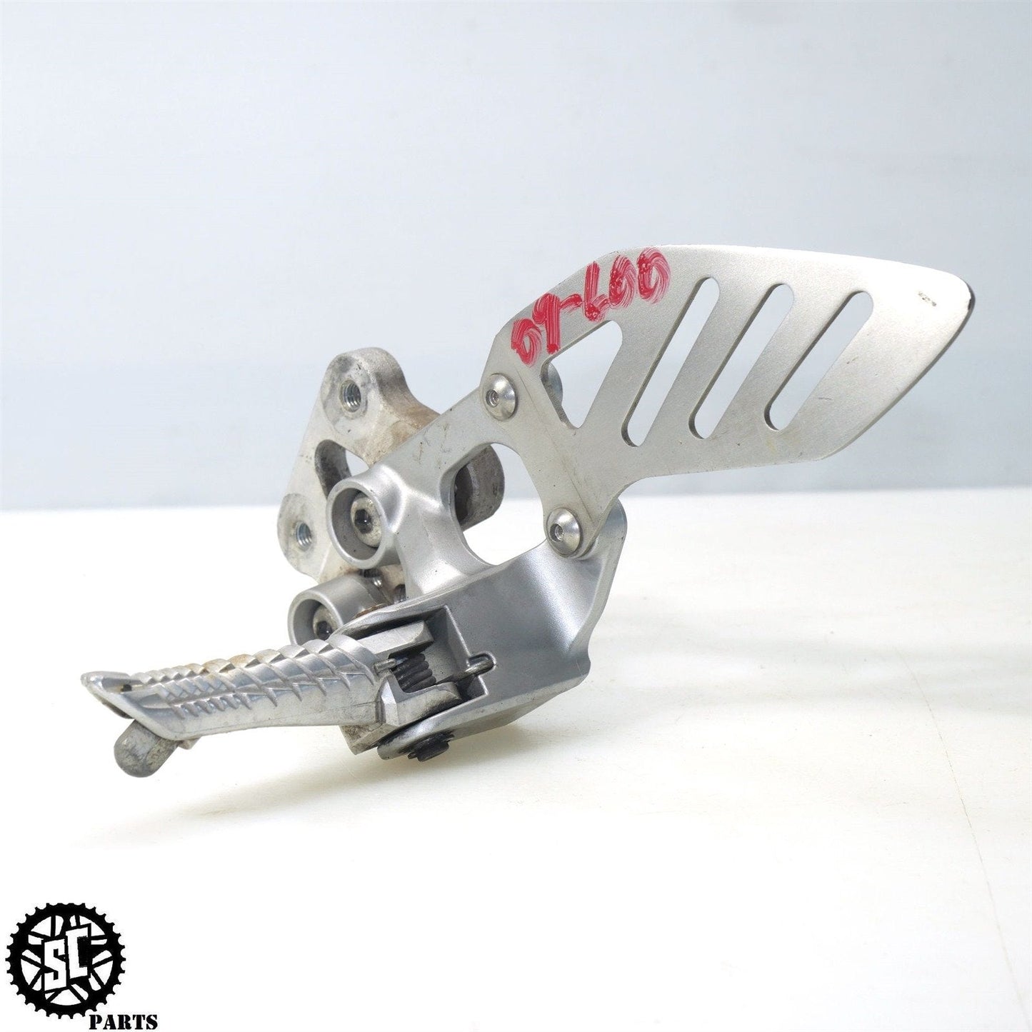 08 09 SUZUKI GSXR 600 LEFT REARSET FRONT FOOT PEG BRACKET S40