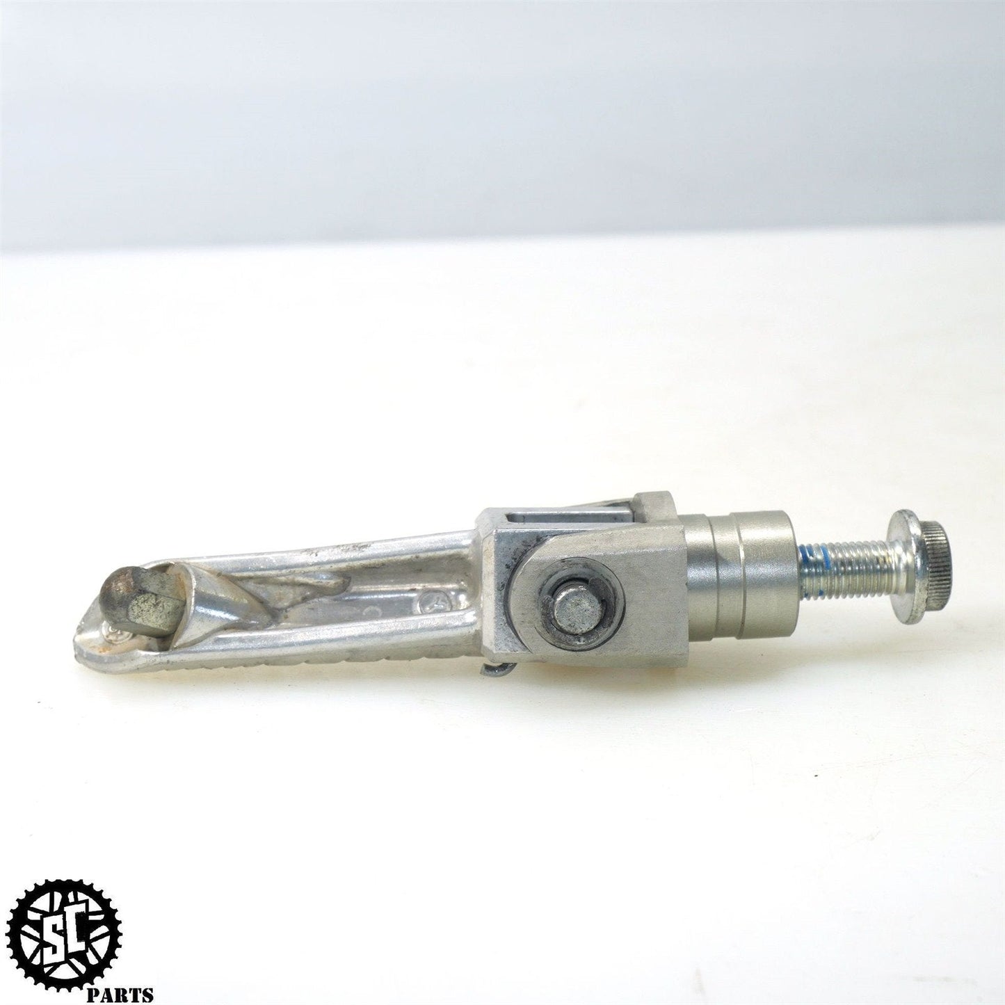 11-23 SUZUKI GSXR 600 RIGHT FRONT FOOT PEG 43516-41G00 43531-41G10 S53