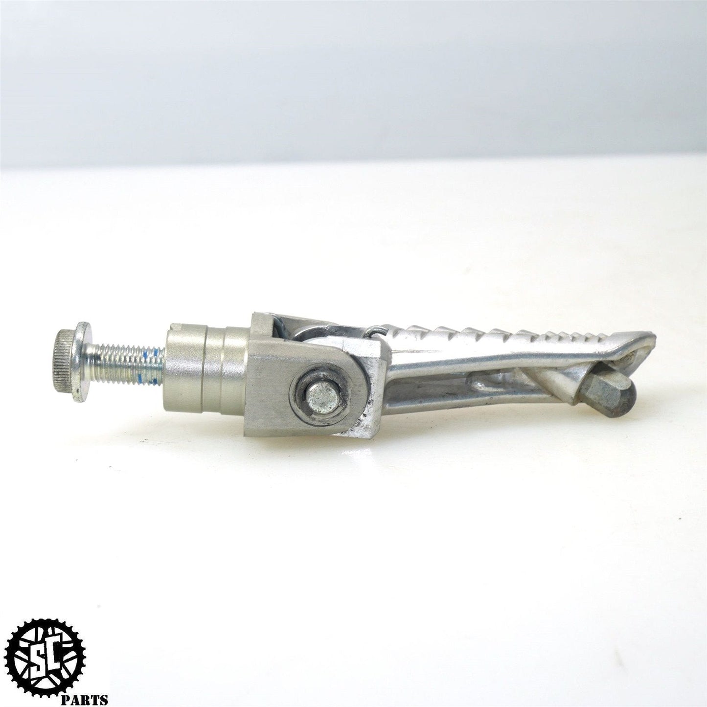 11-23 SUZUKI GSXR 600 RIGHT FRONT FOOT PEG 43516-41G00 43531-41G10 S53