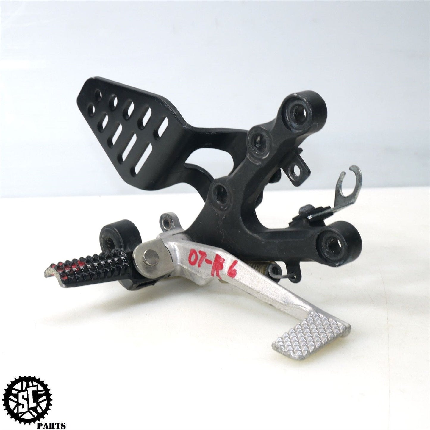 08-16 YAMAHA YZF R6 RIGHT REARSET FOOT PEG BRAKE PEDAL BLACK Y17