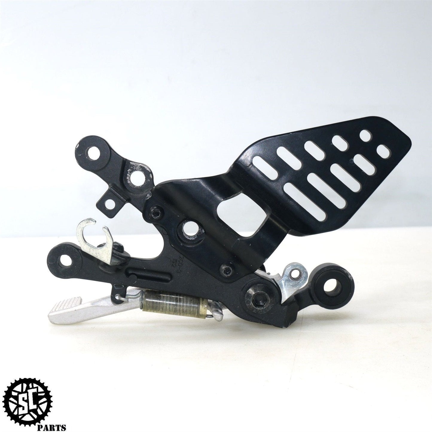 08-16 YAMAHA YZF R6 RIGHT REARSET FOOT PEG BRAKE PEDAL BLACK Y17