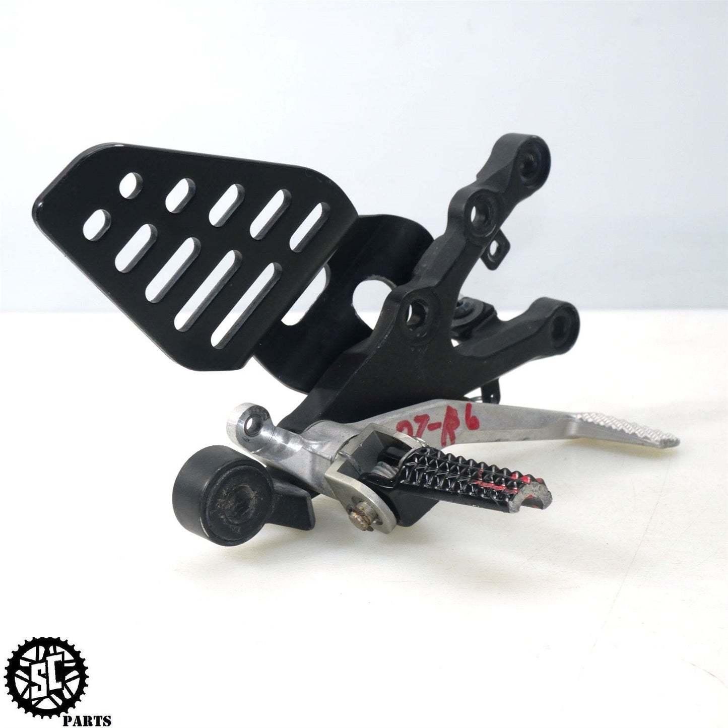 08-16 YAMAHA YZF R6 RIGHT REARSET FOOT PEG BRAKE PEDAL BLACK Y17