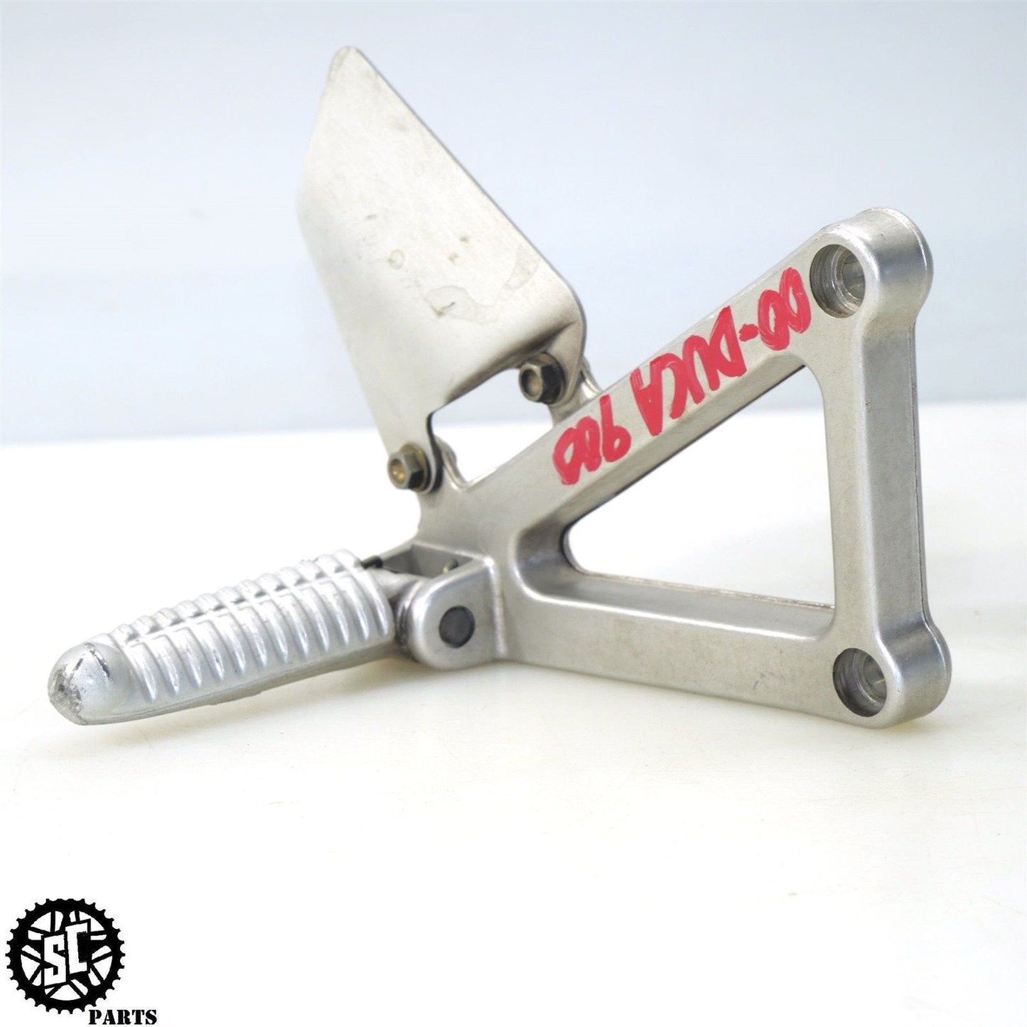 2000 DUCATI 900SS SUPERSPORT RIGHT REARSET FRONT FOOT PEG BRACKET D03