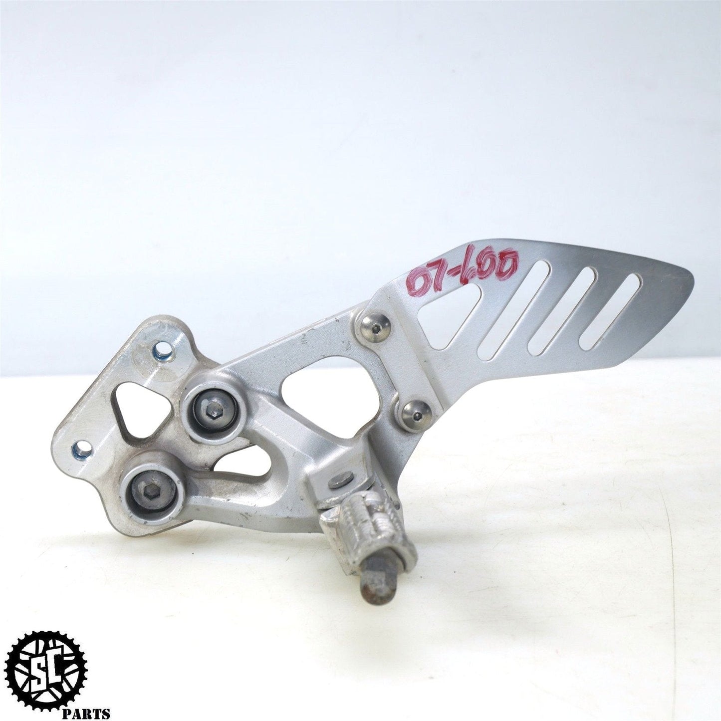 06 07 SUZUKI GSXR 600 LEFT REARSET FOOT PEG S32