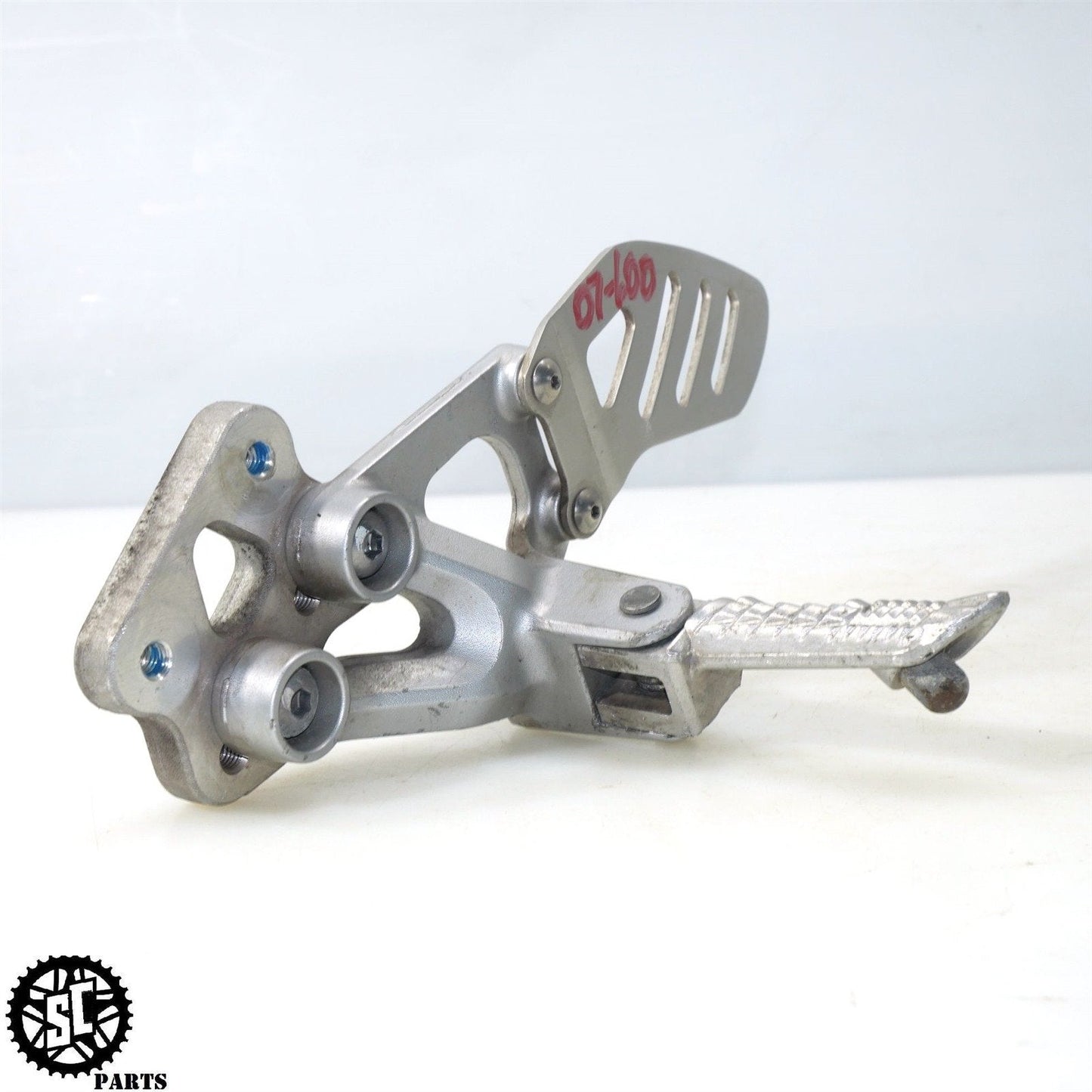 06 07 SUZUKI GSXR 600 LEFT REARSET FOOT PEG S32