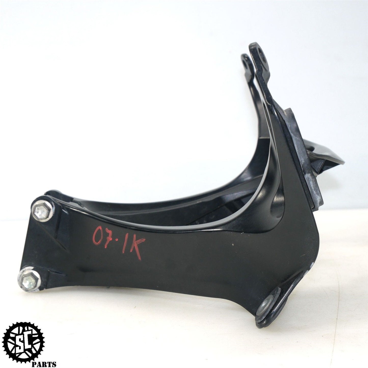 07 08 SUZUKI GSXR1000 UPPER FAIRING STAY BRACKET S57