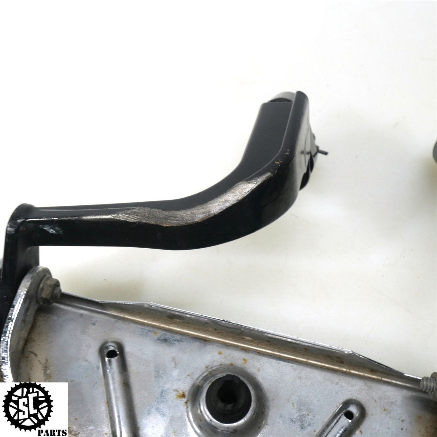 09-22 HARLEY DAVIDSON ROAD GLIDE WILLIE G FRONT FLOOR BOARD BRACKET HD41