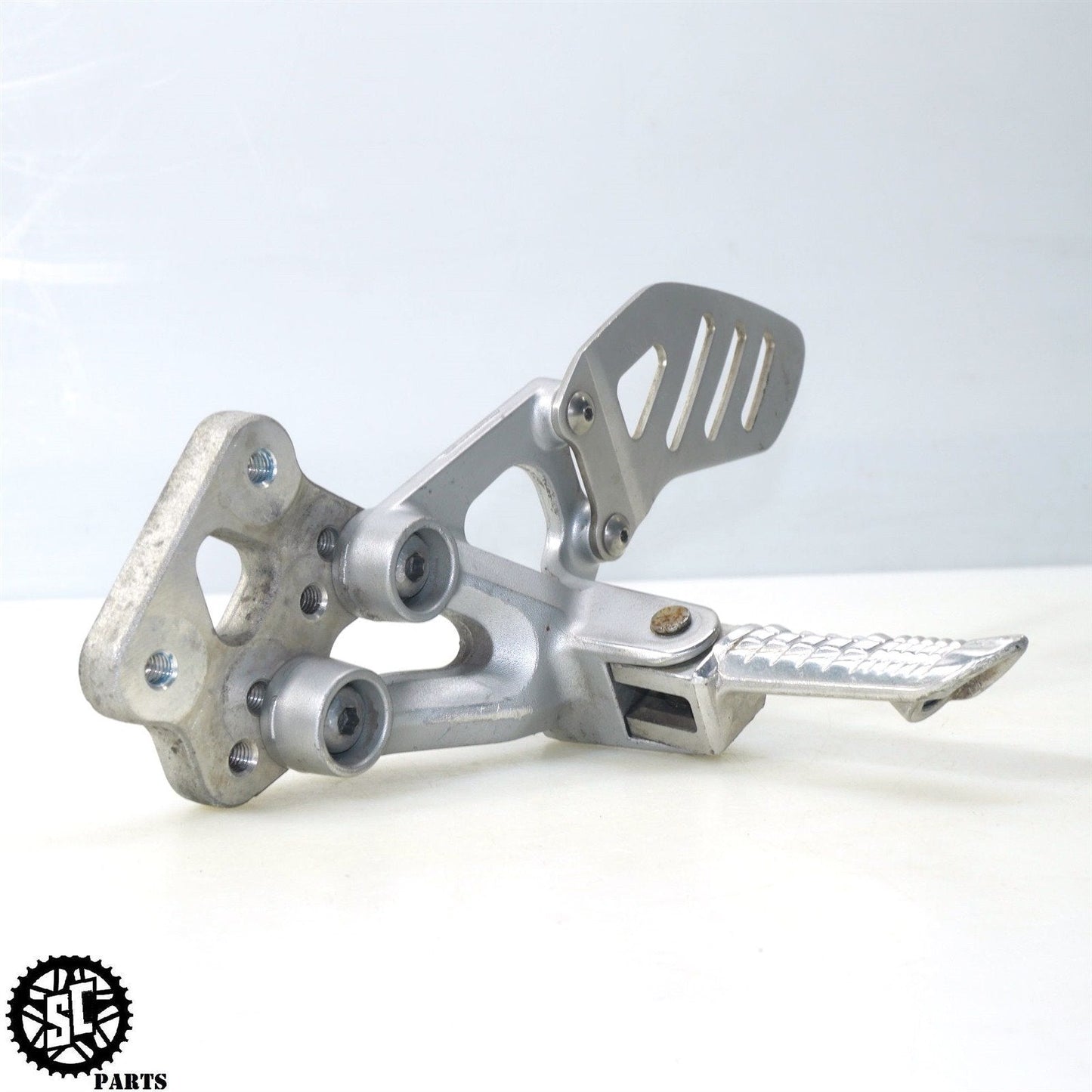 2006 SUZUKI GSXR600 LEFT REARSET FOOT PEG BRACKET S47