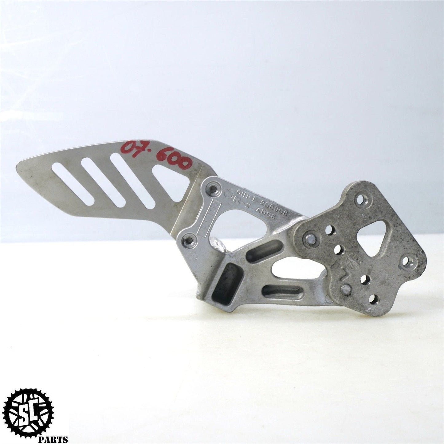 2006 SUZUKI GSXR600 LEFT REARSET FOOT PEG BRACKET S47