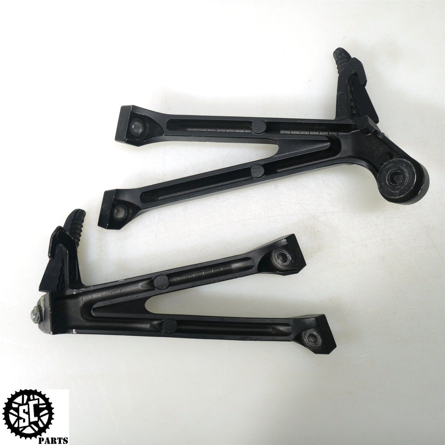 2022 SUZUKI GSXR 600 REAR PASSENGER FOOT PEGS S42