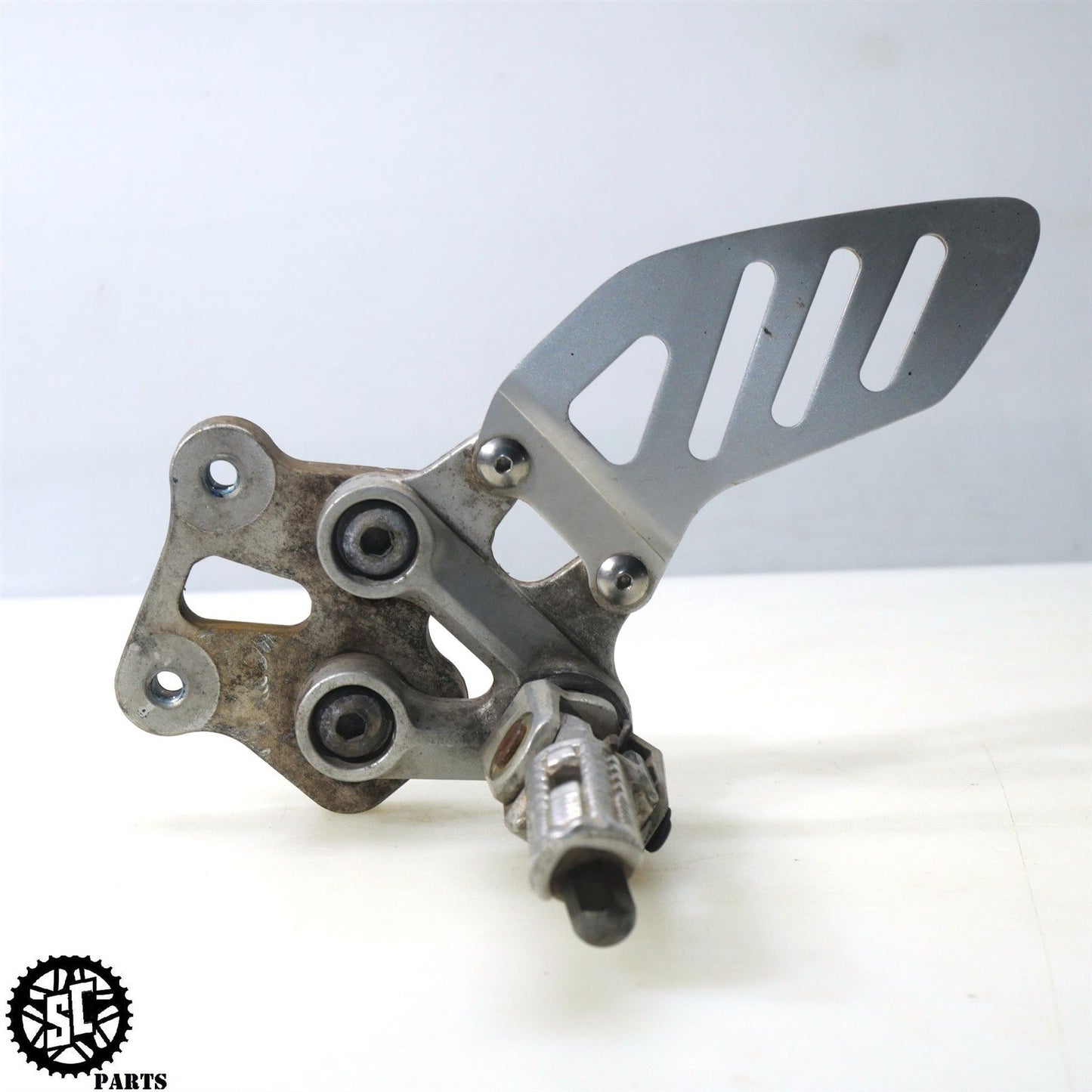 07 08 SUZUKI GSXR1000 LEFT REARSET FRONT FOOT PEG S59