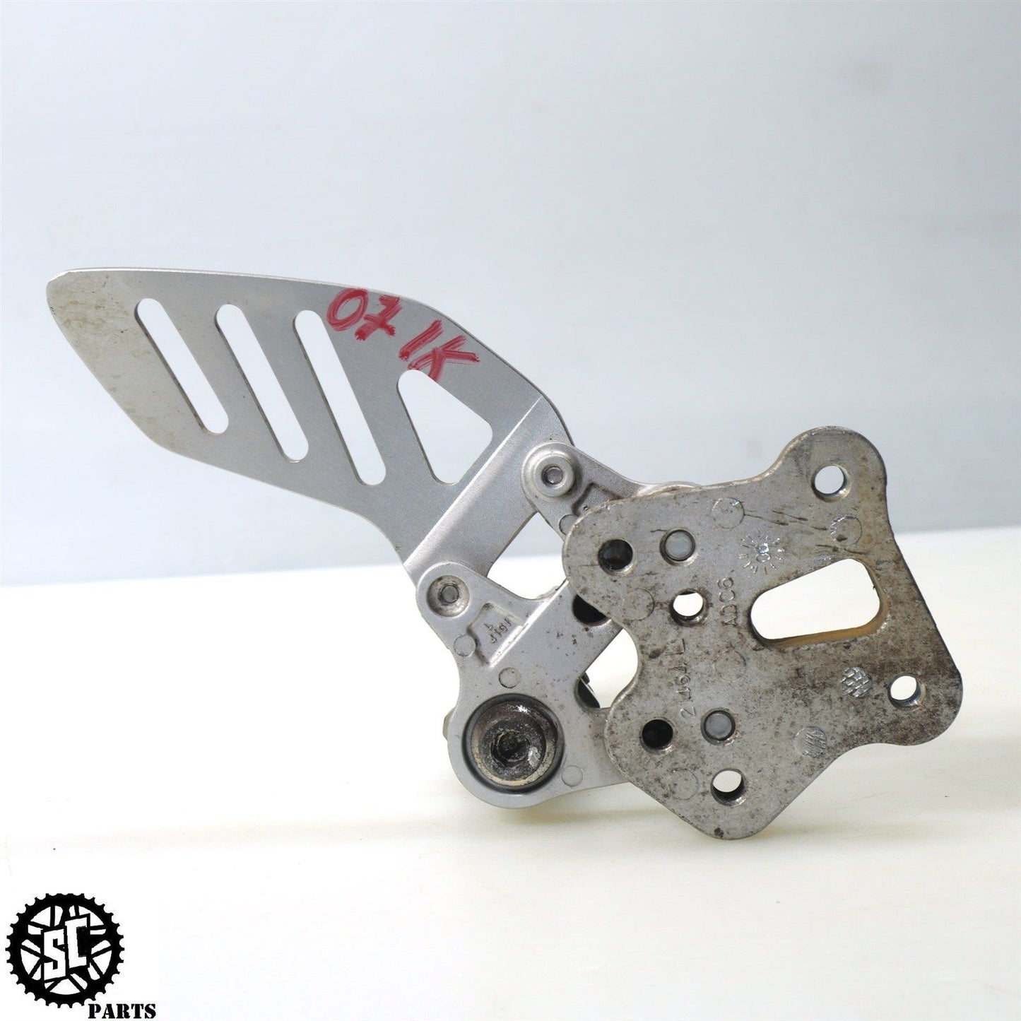 07 08 SUZUKI GSXR1000 LEFT REARSET FRONT FOOT PEG S59